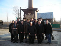 УВЕЛИЧИТЬ --- участники Слета у памятника в честь основателей г. Ялуторовска