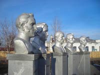УВЕЛИЧИТЬ --- фрагмент памятника декабристам в Ялуторовске